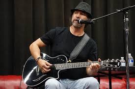 Marco Antonio Solis - Ahora si me agarró la cámara en uno de esos momentos especiales donde disfruto con mi guitarra... 🙌🏻🎸 | Facebook