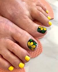There's nothing particularly innovative about a floral manicure for spring. Leboutin Nails On Instagram Summer Flowers Flowers Summer Summerflowers Yellownails Yellow Toenail Gelbe Zehennagel Sommer Fussnagel Zehennageldesign
