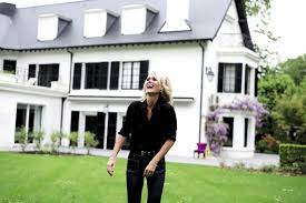 C'est dans cette demeure un an après la mort de son homme, johnny hallyday, laeticia hallyday s'active pour remporter la bataille juridique qui l'oppose à laura smet et. Laeticia Hallyday A 18 Ans Je Ne Me Voyais Pas Continuer A Vivre
