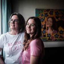 Zeikwijf' en dochter schrijven én spelen gezinsemoties van zich af: 'Ik  wist: dit kind gaat het heel zwaar krijgen'