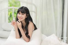 Nàng mắt biếc đắm chìm nơi phố thị phồn hoa, nhanh chóng trở thành người yêu của gã trai sở khanh dũng. Theo Chan Co Nang Máº¯t Biáº¿c Tra Long Cung Vá»›i Bi Quyáº¿t Co Vai Diá»…n Ä'á»ƒ Ä'á»i