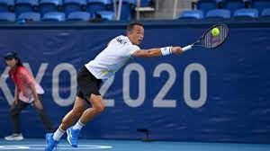 Tsitsipas wins the game after kohlschreiber completely bounces the ball when accepting a serve. K4bsw4nmmk51pm