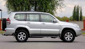 W teorii ten wóz jest wszystkim tym, o co nie chodzi we współczesnej motoryzacji, a w szczególności w toyocie. Uzywana Toyota Land Cruiser J12 2002 2009 Opinie Uzytkownikow