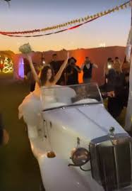 يحتفل الفنان حسن أبو الروس، اليوم، بحفل زفافه على مصممة الجرافيك غادة والى، حيث تداول عدد من أصدقائهما صورا من كواليس جلسة التصوير التي قرروا إجراءها بشكل مختلف. Vcze2skzbgkllm