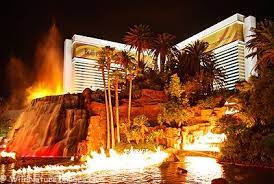 The Mirage Has A Great Free Show Every Night That Features An Erupting Volcano Las Vegas Trip Las Vegas Photos Vegas Vacation