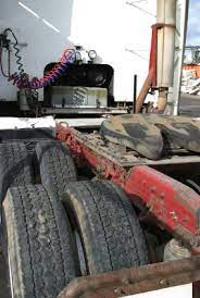 The hdt is only two feet longer than my f350 crew cab. How To Slide The Fifth Wheel Correctly On A Big Rig