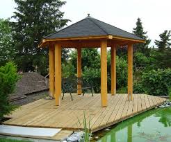 Sechs Saulen Und Ein Dach Schon Steht Dieser Offene Pavillon Zum Einsatz Bereit Und Bietet Einen Herrlichen Blick Hinaus Garten Pavillon Pavillon Gartenhaus