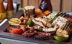 Pica en pequeños trozos la cebolla y el ajo para luego molerlos con el aceite de oliva y el jugo de limón o jugo de naranja. Las Mejores 9 Ideas De Parrillada De Mariscos Parrillada De Mariscos Mariscos Pescados Y Mariscos