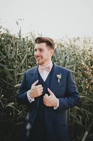 Brautigam Robin Hat Sich Fur Seine Hochzeit Auf Schloss Boitzenburg Fur Einen Dunkelblauen Anzug Mit Rosa Fliege Ents In 2020 Brautigam Outfit Rosa Fliege Blauer Anzug