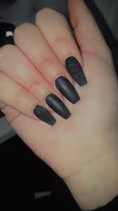 Se pueden poner como refuerzo a la propia uña o se pueden alargar con moldes o tips. Unas Negras Matte Con Efecto Sugar Disenos De Unas Disenos De Unas Unas Esculpidas