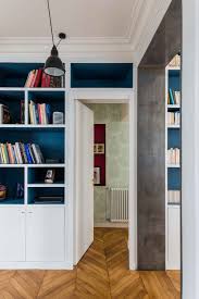 Placards Sur Mesure Papier Peint Floral Mais Leger Moulures Au Plafond Cet Renovation D A Renovation Appartement Parisien Renovation Appartement Deco Salon