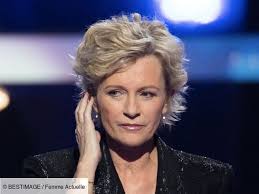 Sophie davant voulait faire un métier en dehors de la télé et indique pourquoi elle ne l'a pas fait. 2021 Sophie Davant This Surprising Job That She Almost Did Current Woman The Mag