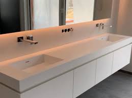 Nach der heißen dusche will man sich rasieren, schminken oder die haare föhnen, doch der spiegel im badezimmer. Mineralwerkstoff Waschtisch Fur Ein Badezimmer Mit Led Spiegel
