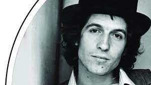 He is remembered for his rough voice, for the heavily ironic lyrics of his songs and his social protests. W5dfse9uwiykrm