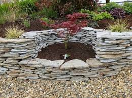Steinmauer Als Blickfang Und Sichtschutz Im Garten 40 Ideen Stone Walls Garden Stone Wall Garden Ideas Stone Garden Wall