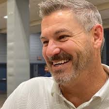 Kelly Carrel's Instagram, Twitter & Facebook