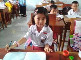 Siapa yang tidak ingin memiliki buah hati yang pandai membaca dan menulis? Cara Mengajarkan Anak Sd Menulis Rifqi Guru