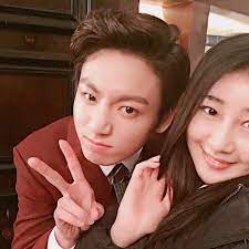 Setelah mendengarkan klip yang diputar oleh staf, ibunya mencoba menebak lagunya. Picture Ig Sk Telecom Staff Posted A Picture With Bts Jungkook 160317 Jungkook Selca Jungkook Bts Jungkook