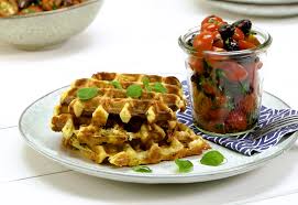 Zucchini Feta Waffeln Mit Tomatensalat Frisch Gekocht Rezept Tomatensalat Zucchini Feta Lebensmittel Essen