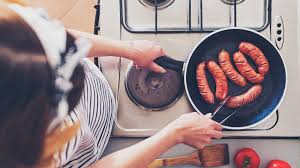 �preparada para cocinar unos platos tan exquisitos que tus invitados acaben por chuparse los dedos? Trucos Has Estado Cocinando Mal Las Salchichas La Forma Correcta De Freirlas