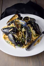 Now add chopped garlic and chili flakes. Mussels And Linguine With Garlic Butter White Wine Pasta Sauce Kitchen Swagger