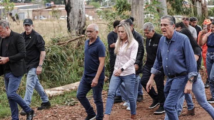 Celina sobrevoa áreas afetadas pela chuva e anuncia força-tarefa de socorro