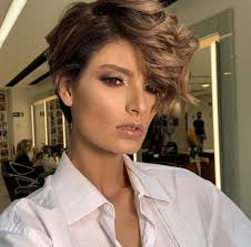 Una raccolta completa e aggiornata con i tagli capelli donna che seguono le novità della stagione in corso e anticipano le tendenze. Tendenza Moda Capelli 2021 Parrucchiere In Provincia Di Lecce