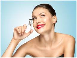 The surface of the curling pad is usually thinner, which helps catch even the shortest lashes. Why You Should Not Use Eyelash Curlers To Squeeze Spots And Plump Your Lips Times Of India