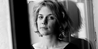 une femme au poste de direction' in Revue de presse théâtre, Page 2