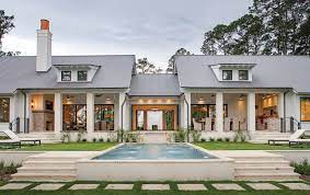 This Stately Low Country Home Takes Full Advantage Of Its Surroundings With Large Windows A Breezeway A Country Home Exteriors Low Country Homes Architecture