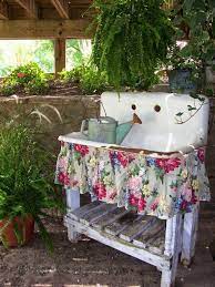 15 beautiful vintage garden ideas to give your outdoor space vintage flair the art in life decoracion del jardin al antiguo fregadero de jardin decoracion del jardin