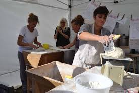 Deux Boulangeres Donnent Leur Recette Pour Faire Soi Meme Son Pain Blassac 43380