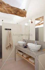 Gemauerter Waschtisch Mit Mosaikfliesen Und Weissen Schusseln Vor Spiegel An Wand In Renoviertem Bad Mit Teilweis Mosaikfliesen Waschtisch Badezimmer Fliesen