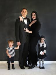 Bellissimi costumi della famiglia addams, tutti i personaggi addams: Idee Originali Per Vestiti Di Carnevale Ad Effetto Family Days