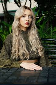 A cucerit pe toată lumea cu veselia sa și a reușit cu niște pictoriale de excepție să câștige astfel primul sezon al emisiunii next top model. Rising Star Spotlight Introducing Emma Bass Starcentral