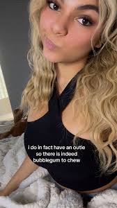 Molly Moss (@mollymossofficial)