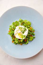 Burrata Di Bufala Salade De Petits Pois Et Feves Aux Abricots Secs Recette Salade Petit Pois Recettes De Cuisine Petit Pois