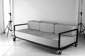 1x sofa 192cm1x sofa 123cm1x loungetisch mit glasplatte das großzügige. Modernes Sofa Lungo En Bruto Stoff Metall Mit Rollen