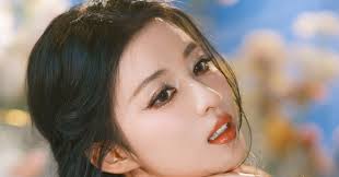 cô gái xinh đẹp này ăn mì đựng trong bồn cầu?