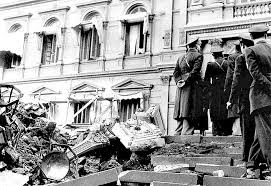 Con el objetivo de matar a perón asesinaron a más de 300. 1955 Bombardeo Plaza De Mayo Clarin 75 Anos