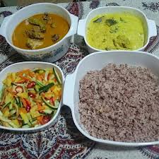 Nasi goreng yang dapat kita temukan di berbagai restoran maupun kedai kaki lima ini adalah makanan yang mengandung kalori tinggi. Resepi Telur Ikan Tongkol