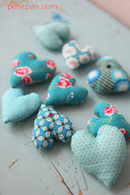 Idee A Quat Sous A Realiser Avec Des Chutes De Tissus Petit Pan Coeurs En Tissu Chute De Tissu Bouts De Tissu