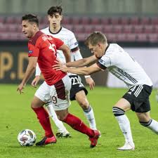 Mario gavranovic (suisse) reçoit un carton jaune pour jeu dangereux. Football Un Match Fou Entre Allemands Et Suisses Lfm La Radio