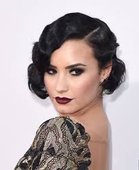 20er Frisuren Selber Machen Mottoparty Bob Wasserwellen Kurze Haare Demi Lovato 20er Jahre Frisur Haar Styling 20er Frisuren