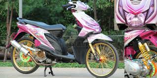 Modifikasi honda beat pake box / ini cara pilih bo. Modifikasi Honda Beat Grafis Minimalis Dengan Laburan Pink Otosia Com