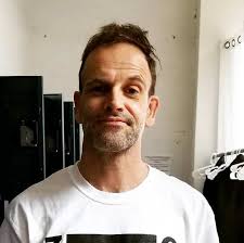 Born jonathan lee miller on 15th november, 1972 in kingston upon thames, surrey, england, uk, he is famous for sick boy in trainspotting. Jonny Lee Miller Vergleichen Sie Die Korpergrosse Das Korpergewicht Die Korpermasse Mit Anderen Beruhmtheiten Stellameus