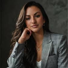 Courtney Pelle's Instagram, Twitter & Facebook