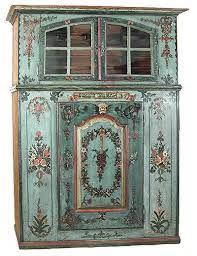 Meubles peints patinés, meubles provençaux, meubles pour chambre à coucher, etc… dans le cadre d'un ancien moulin à huile, l'atelier du moulin de provence, fabricant de meubles peints, vous invite à découvrir sa nouvelle collection aux patines. Meubles Peints Anciens De Suisse