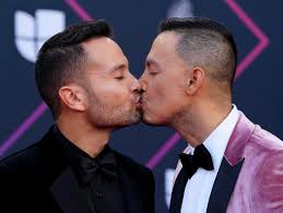 El beso de Luis Sandoval y Renato Pérez
