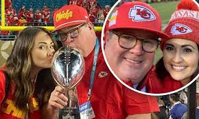 Aug 23, 2021 · modern family star eric stonestreet announced his engagement to longtime girlfriend lindsay schweitzer in true comedic fashion with an instagram post sunday. Eric Stone Stonestreet Says He Feels So Lucky To Have Girlfriend Lindsay Schweitzer Daily Mail Online